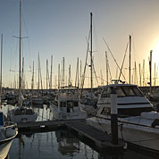 Segelboote im Hafen bei Sonnenuntergang